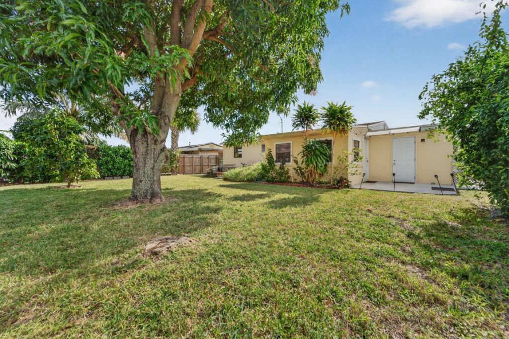 2105 Worthington Road, West Palm Beach, FL 33409 Photo