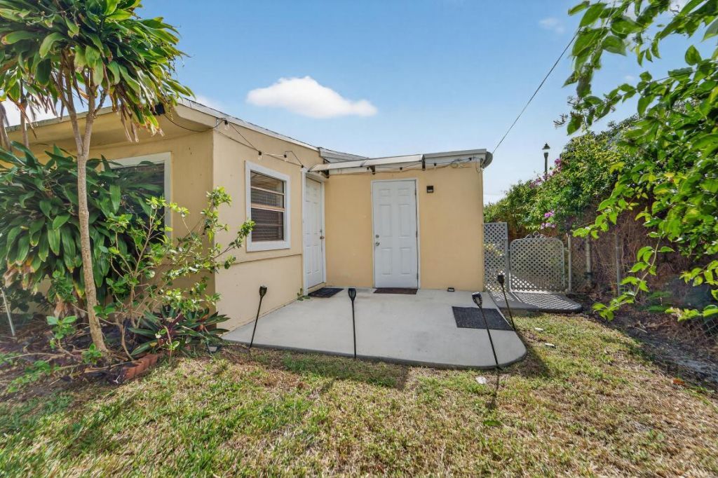2105 Worthington Road, West Palm Beach, FL 33409 Photo