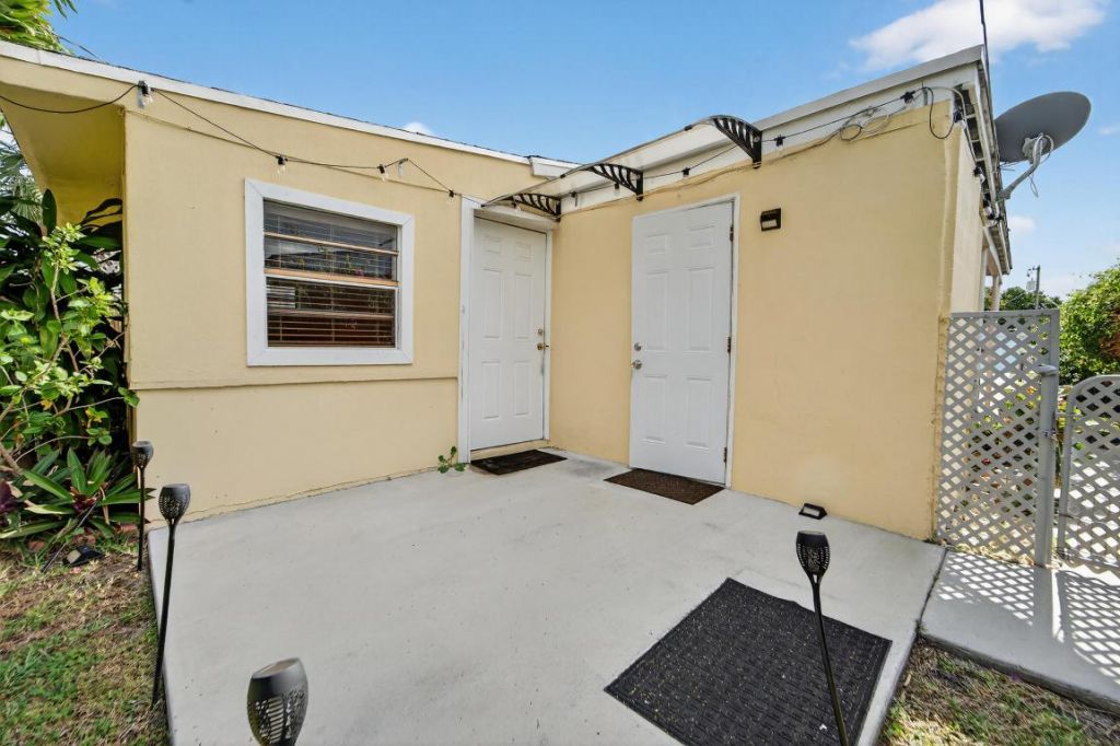 2105 Worthington Road, West Palm Beach, FL 33409 Photo