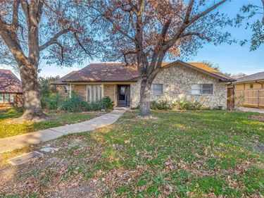 305 Cedar Creek Court, Fort Worth, TX 76103