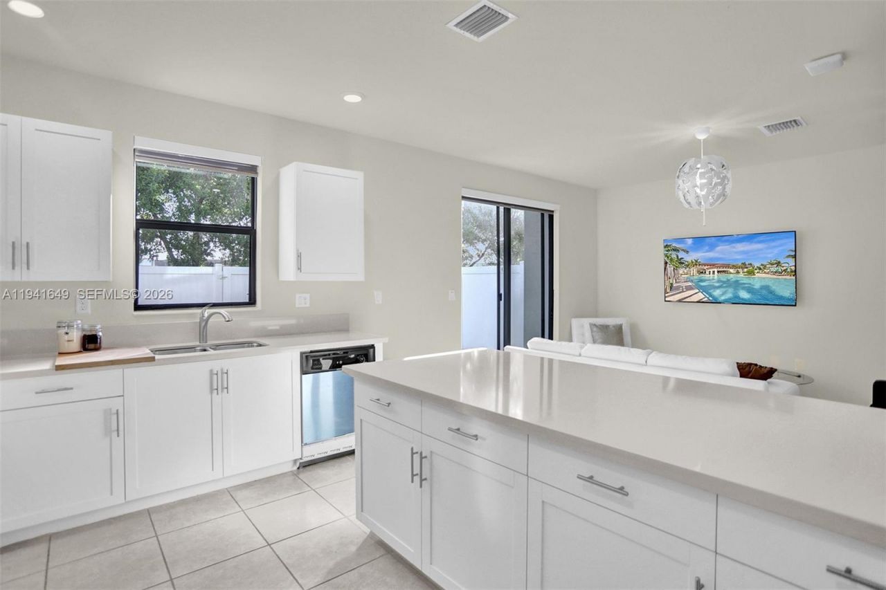 10025 W 32nd Ln, Hialeah, FL 33018 Photo