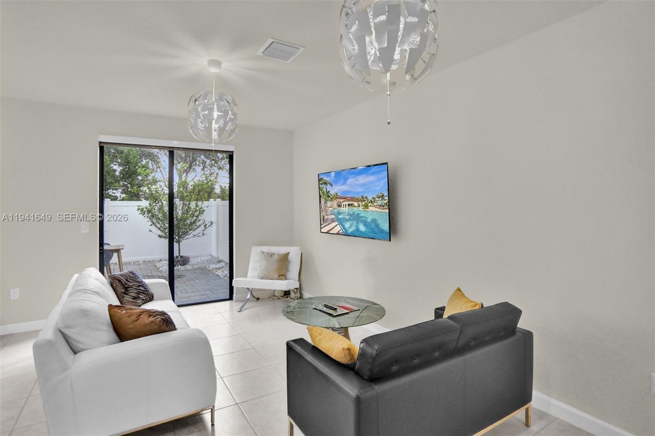 10025 W 32nd Ln, Hialeah, FL 33018 Photo