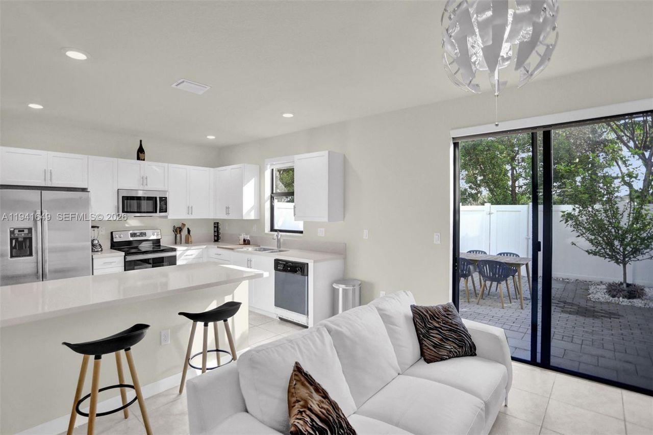 10025 W 32nd Ln, Hialeah, FL 33018 Photo