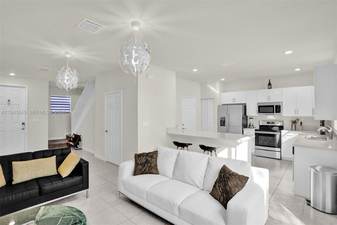 10025 W 32nd Ln, Hialeah, FL 33018 Photo