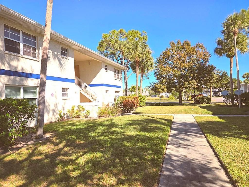 1524 SE Royal Green Circle, Unit Q-202, Port Saint Lucie, FL 34952 Photo