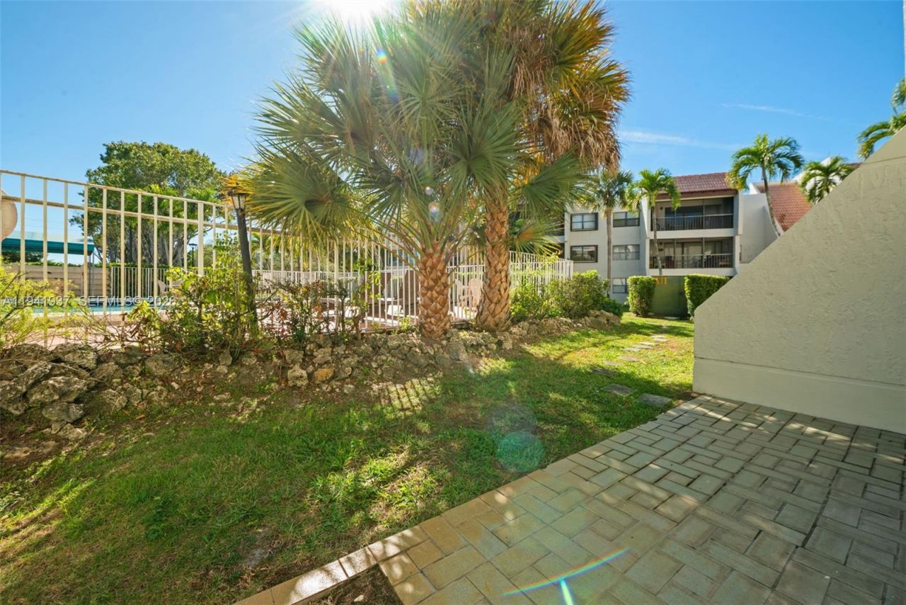 301 Racquet Club Rd, Unit 104, Weston, FL 33326 Photo