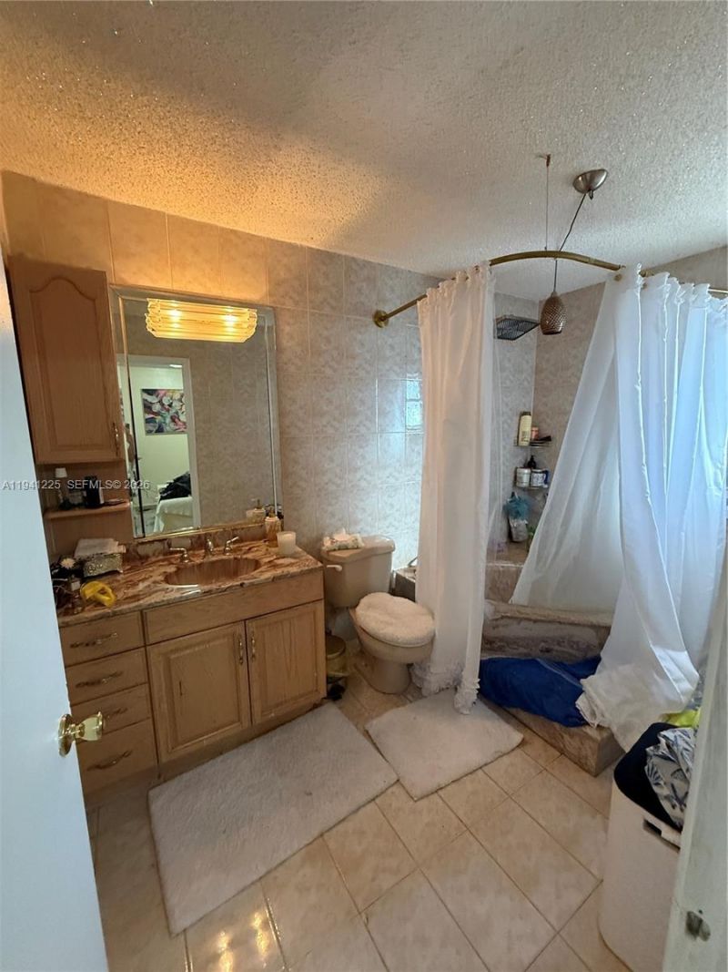 1950 W 54th St, Unit 409, Hialeah, FL 33012 Photo