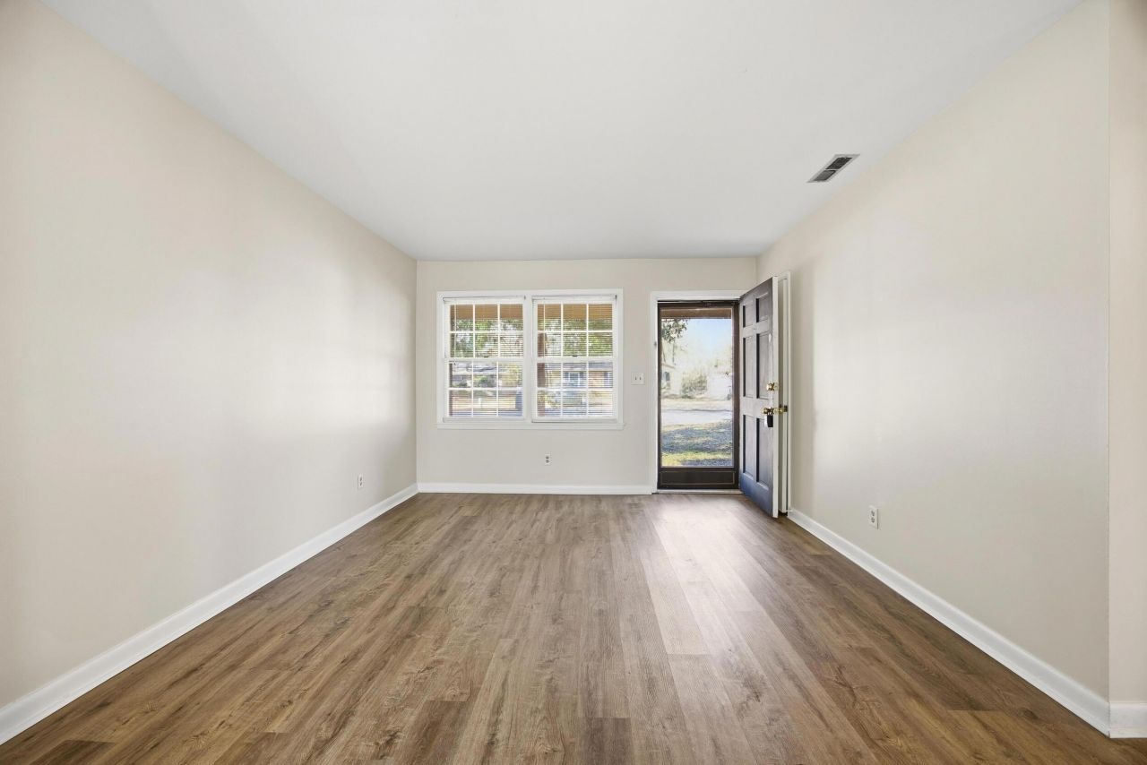 202 Elliott Drive Photo 3