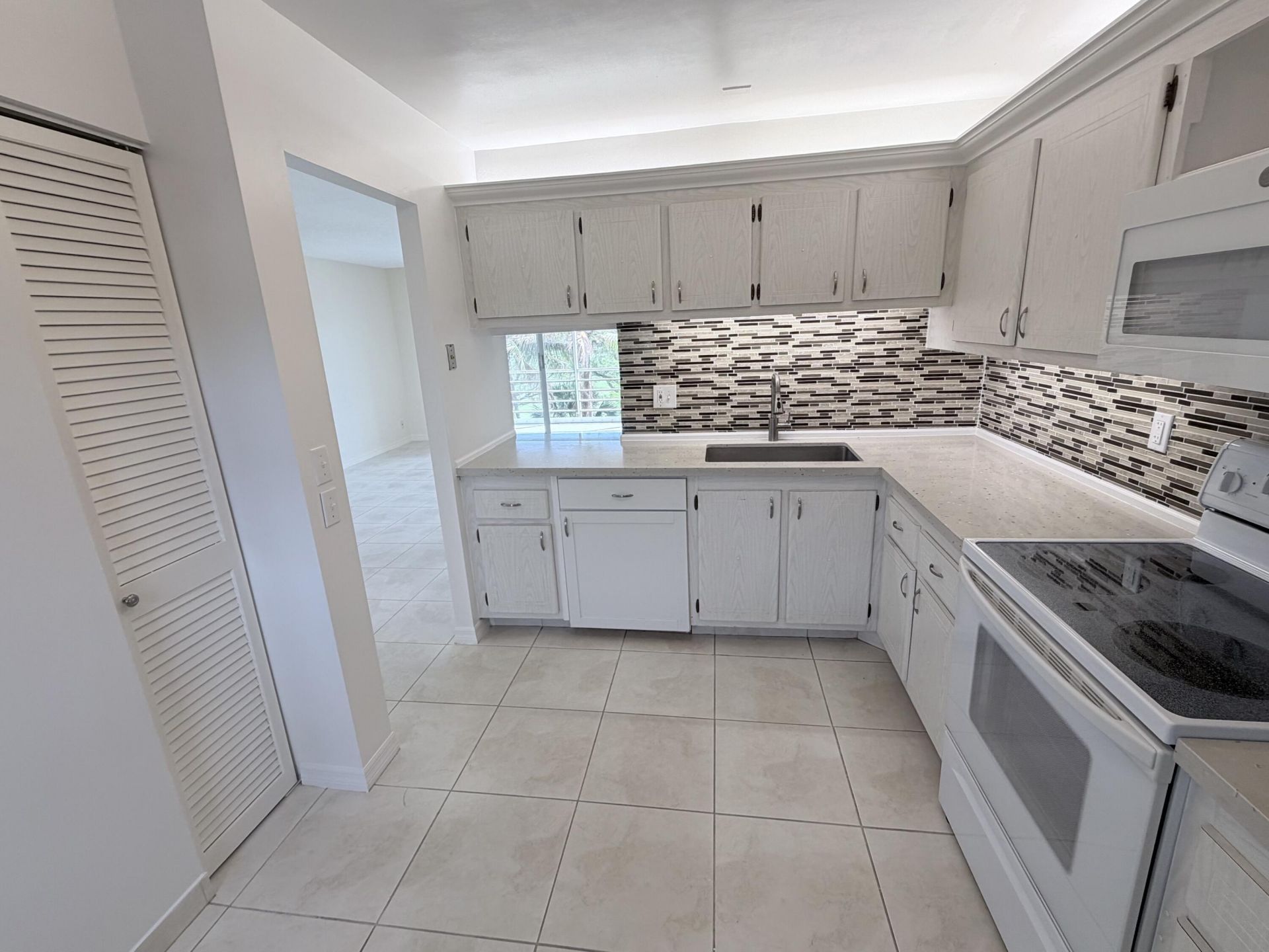 1000 NE 14th Avenue, Unit 503, Hallandale Beach, FL 33009 Photo