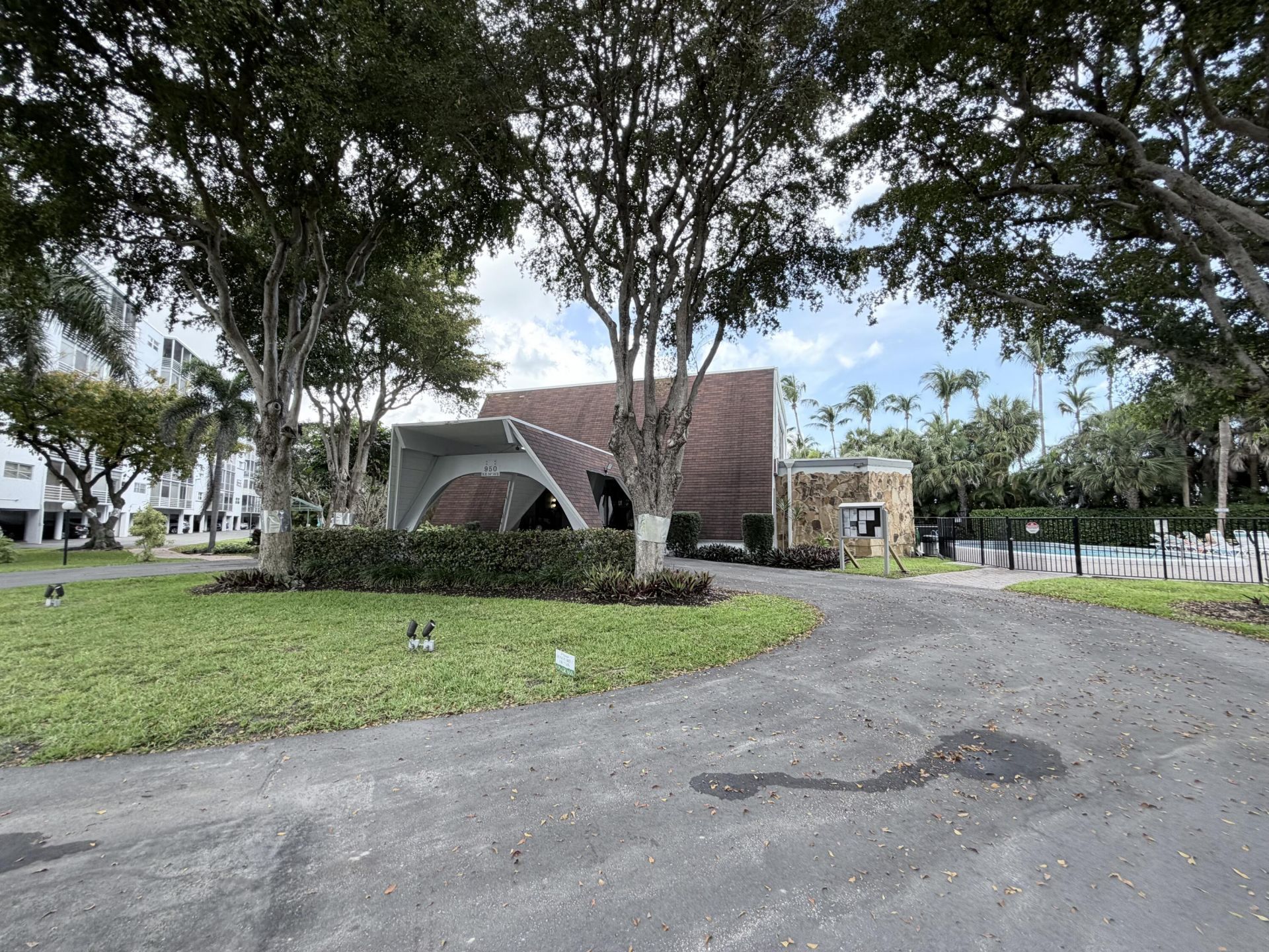 1000 NE 14th Avenue, Unit 503, Hallandale Beach, FL 33009 Photo