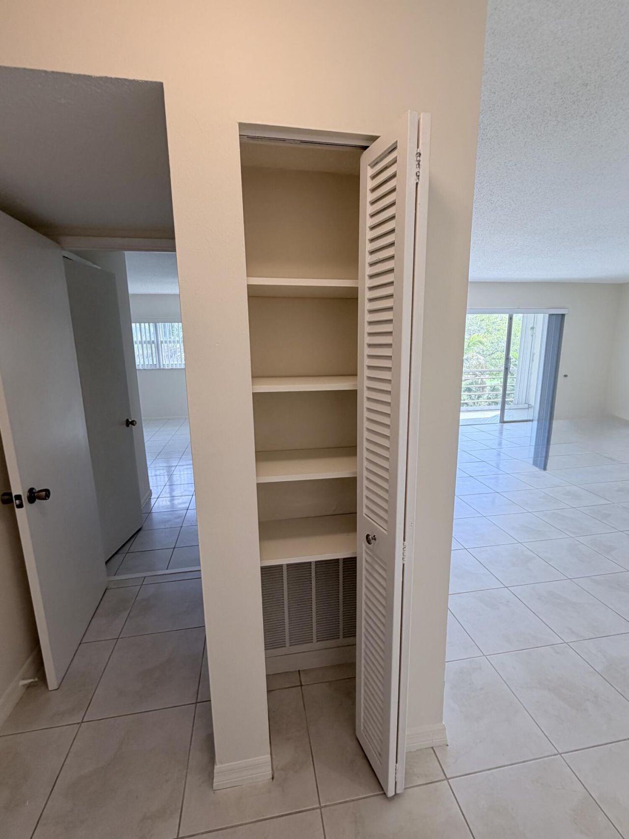 1000 NE 14th Avenue, Unit 503, Hallandale Beach, FL 33009 Photo