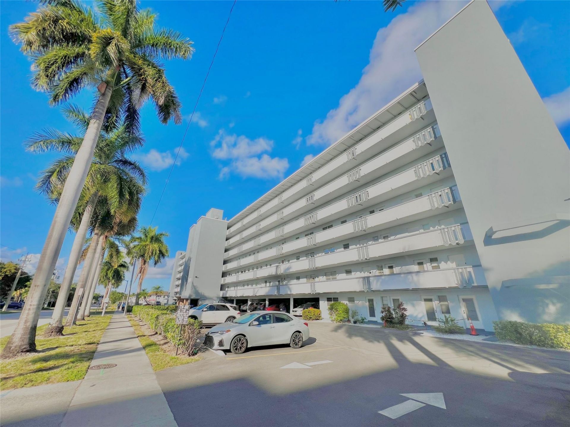1000 NE 14th Avenue, Unit 503, Hallandale Beach, FL 33009 Photo