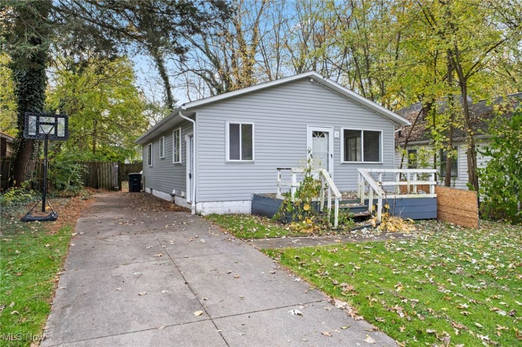 1562 Marlowe Avenue, Akron, OH 44313 Main Photo