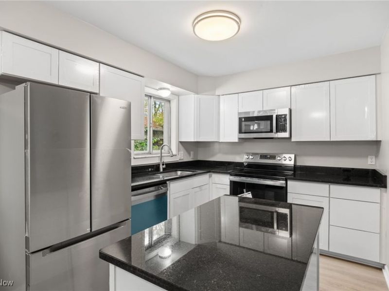 1562 Marlowe Avenue, Akron, OH 44313 Photo 2