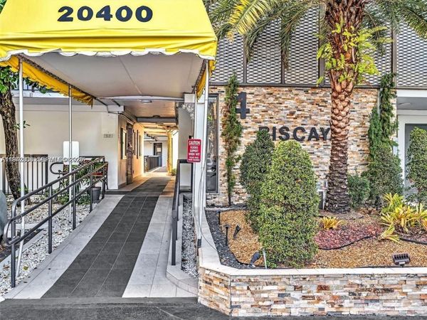 20400 W Country Club Dr, Unit 812, Aventura, FL 33180