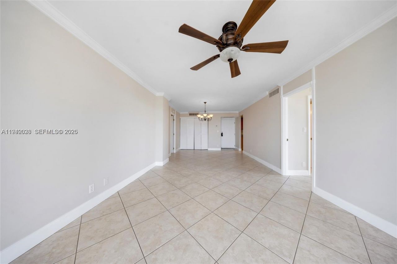20400 W Country Club Dr, Unit 812, Aventura, FL 33180 Photo