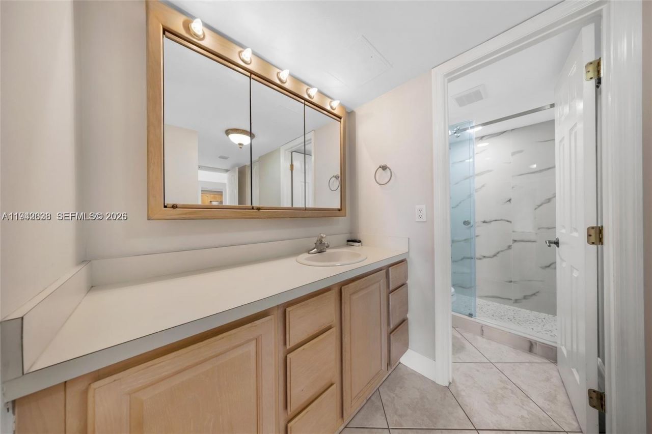 20400 W Country Club Dr, Unit 812, Aventura, FL 33180 Photo