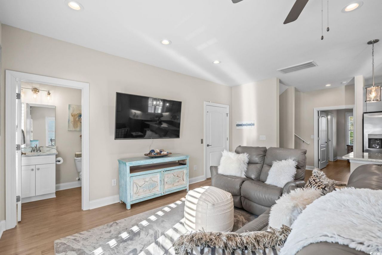 220 Gloucester Way Photo 14