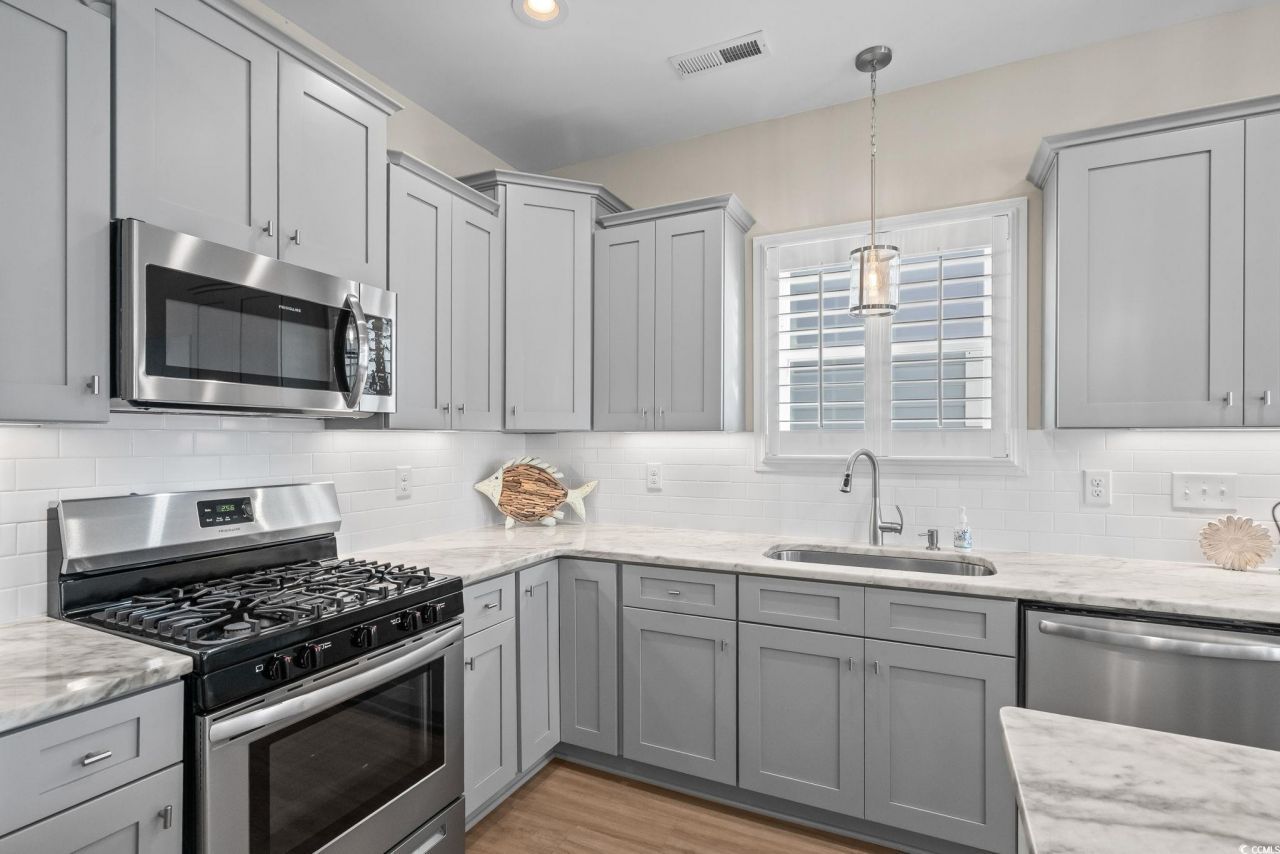 220 Gloucester Way Photo 16