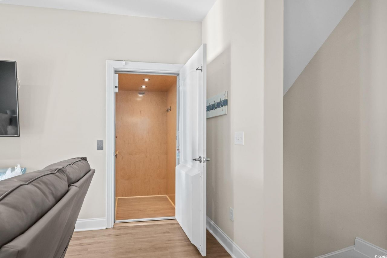 220 Gloucester Way Photo 6