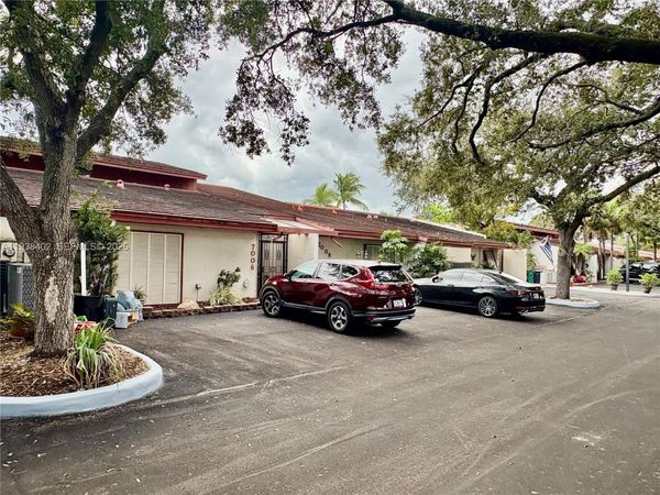 7006 N Loch Isle Dr N, Miami Lakes, FL 33014