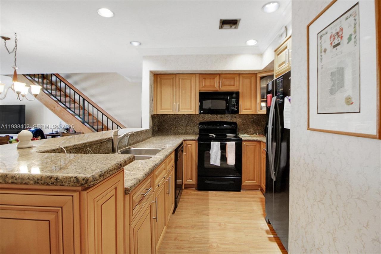 7006 N Loch Isle Dr N, Miami Lakes, FL 33014 Photo