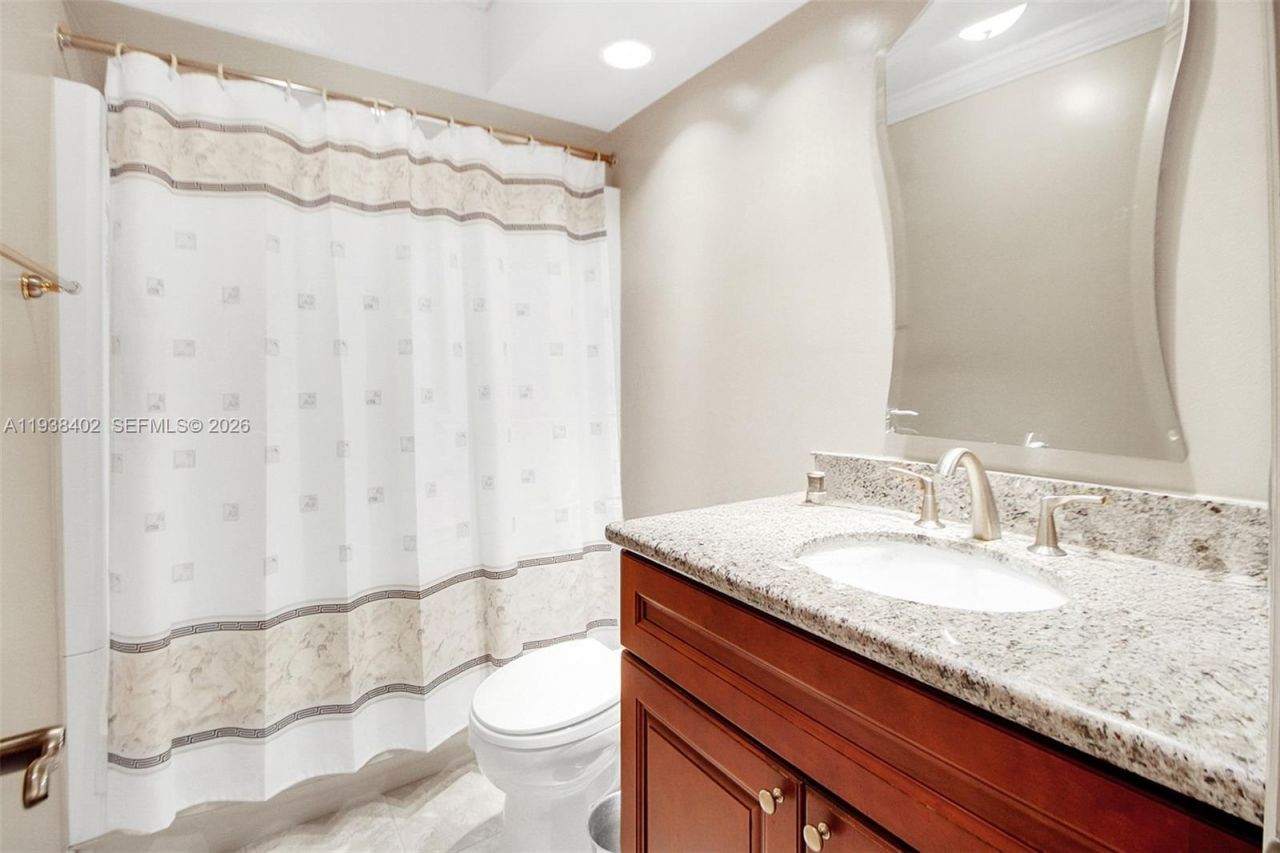 7006 N Loch Isle Dr N, Miami Lakes, FL 33014 Photo