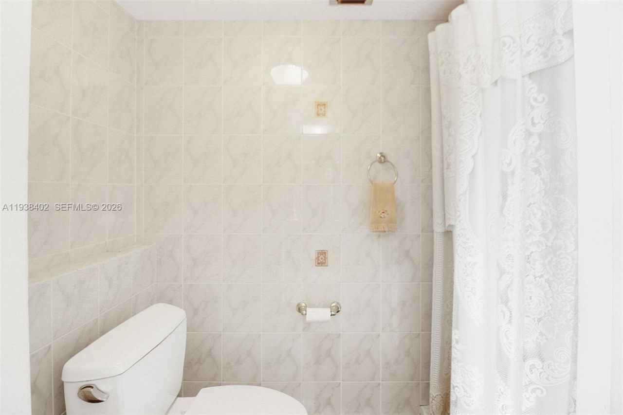 7006 N Loch Isle Dr N, Miami Lakes, FL 33014 Photo