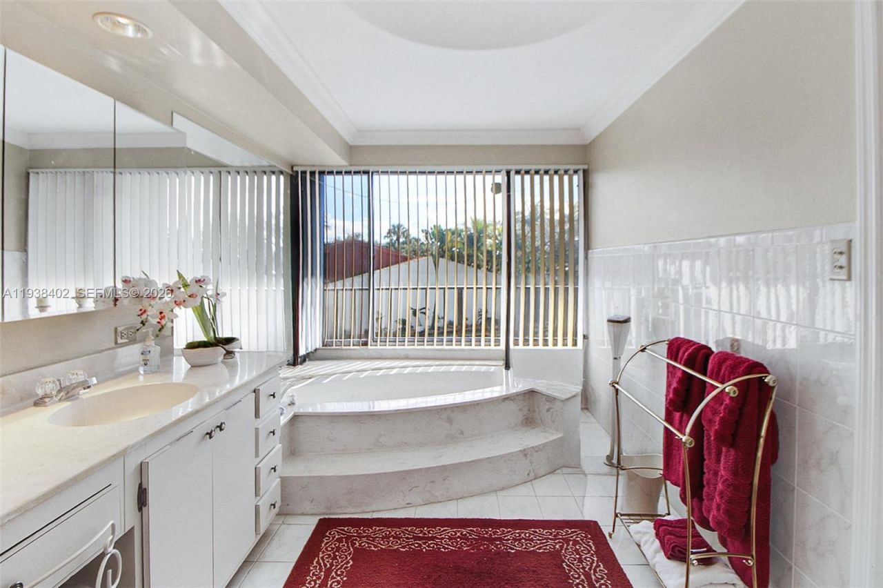 7006 N Loch Isle Dr N, Miami Lakes, FL 33014 Photo