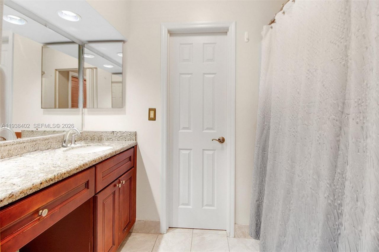 7006 N Loch Isle Dr N, Miami Lakes, FL 33014 Photo