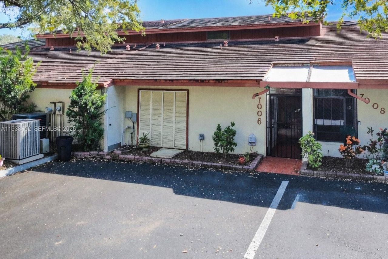 7006 N Loch Isle Dr N, Miami Lakes, FL 33014 Photo