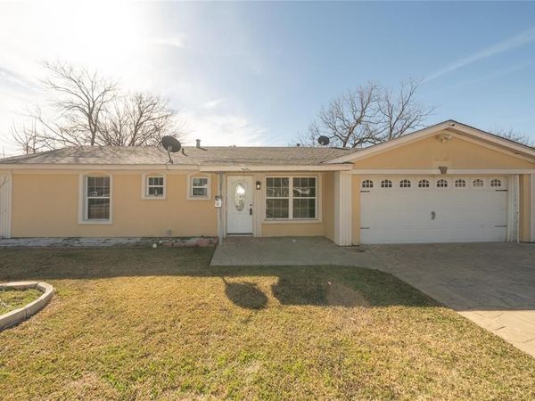 913 Russell Road , Everman, TX 76140