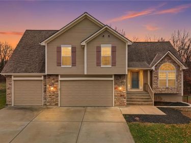 701 Tomahawk Court, Smithville, MO 64089