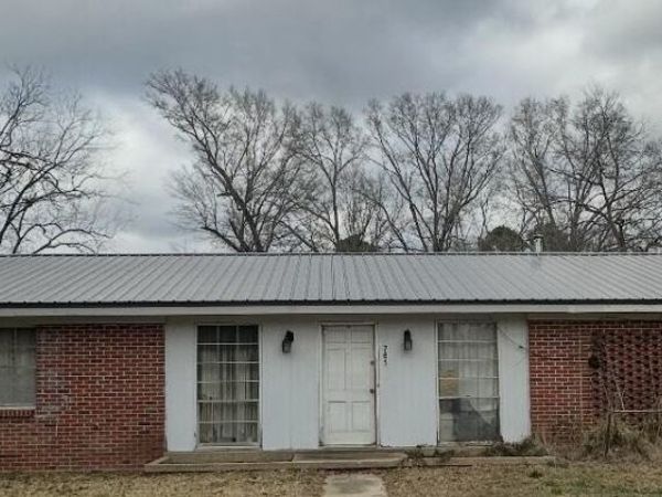 761 E Morrow St, West Point, MS 39773