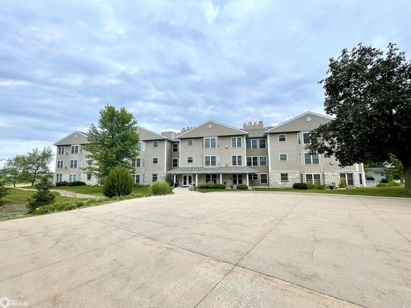 711 16th Avenue, Unit U202, Grinnell, IA 50112