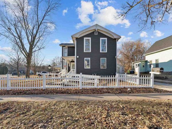 2202 Pershing Boulevard, Clinton, IA 52732