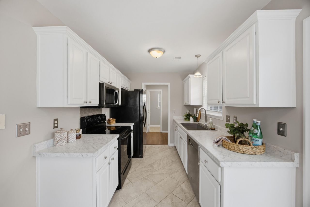 100 Bainsbury Lane Photo 10