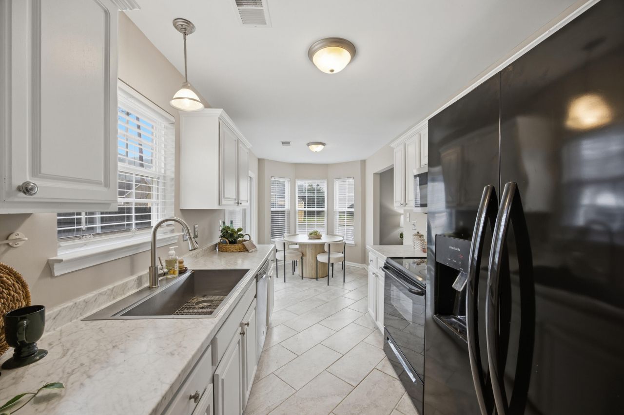 100 Bainsbury Lane Photo 12