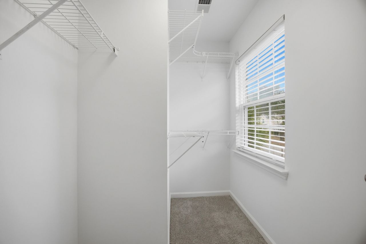 100 Bainsbury Lane Photo 20