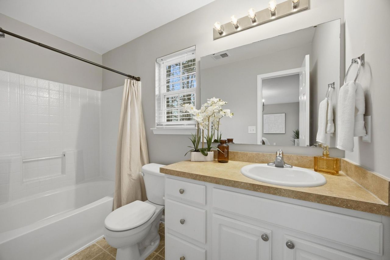 100 Bainsbury Lane Photo 21