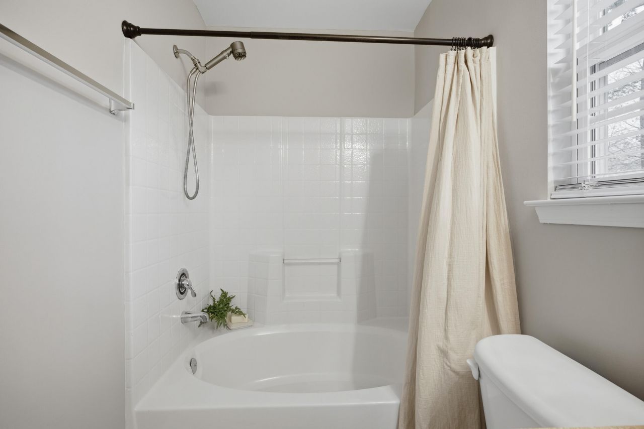 100 Bainsbury Lane Photo 22