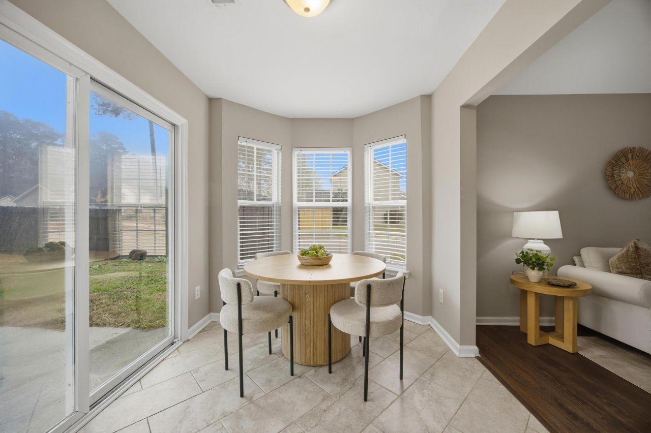 100 Bainsbury Lane Photo 8