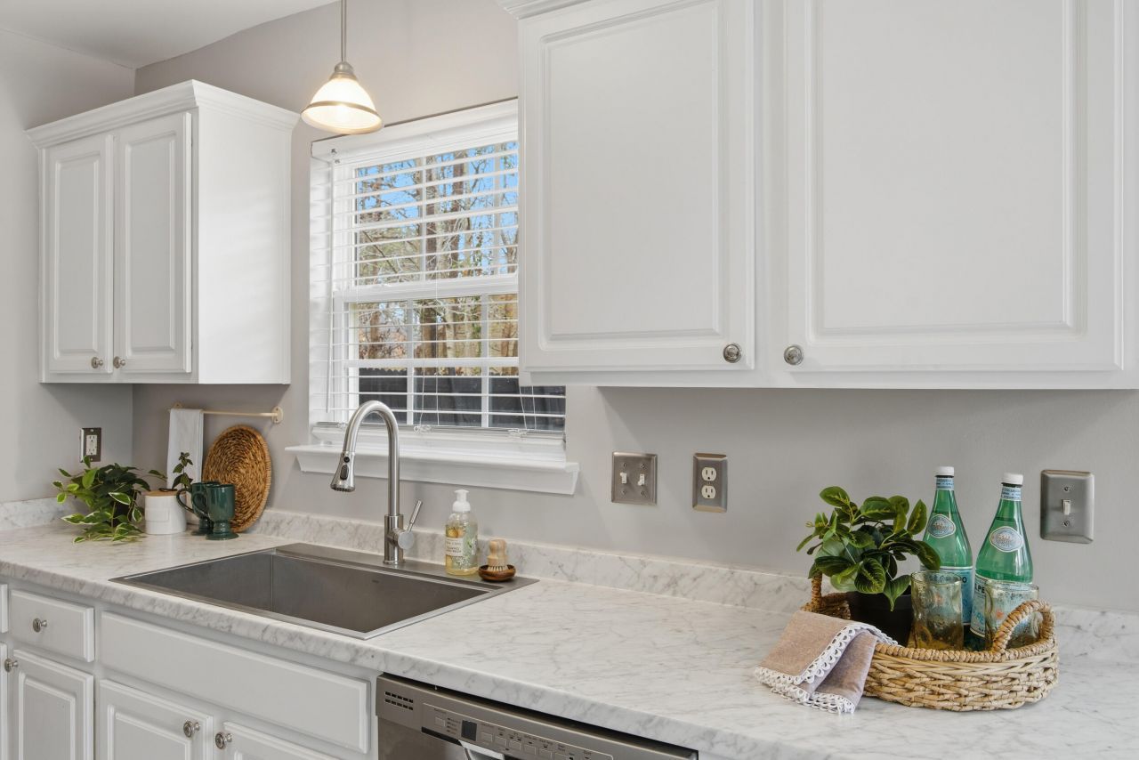 100 Bainsbury Lane Photo 9