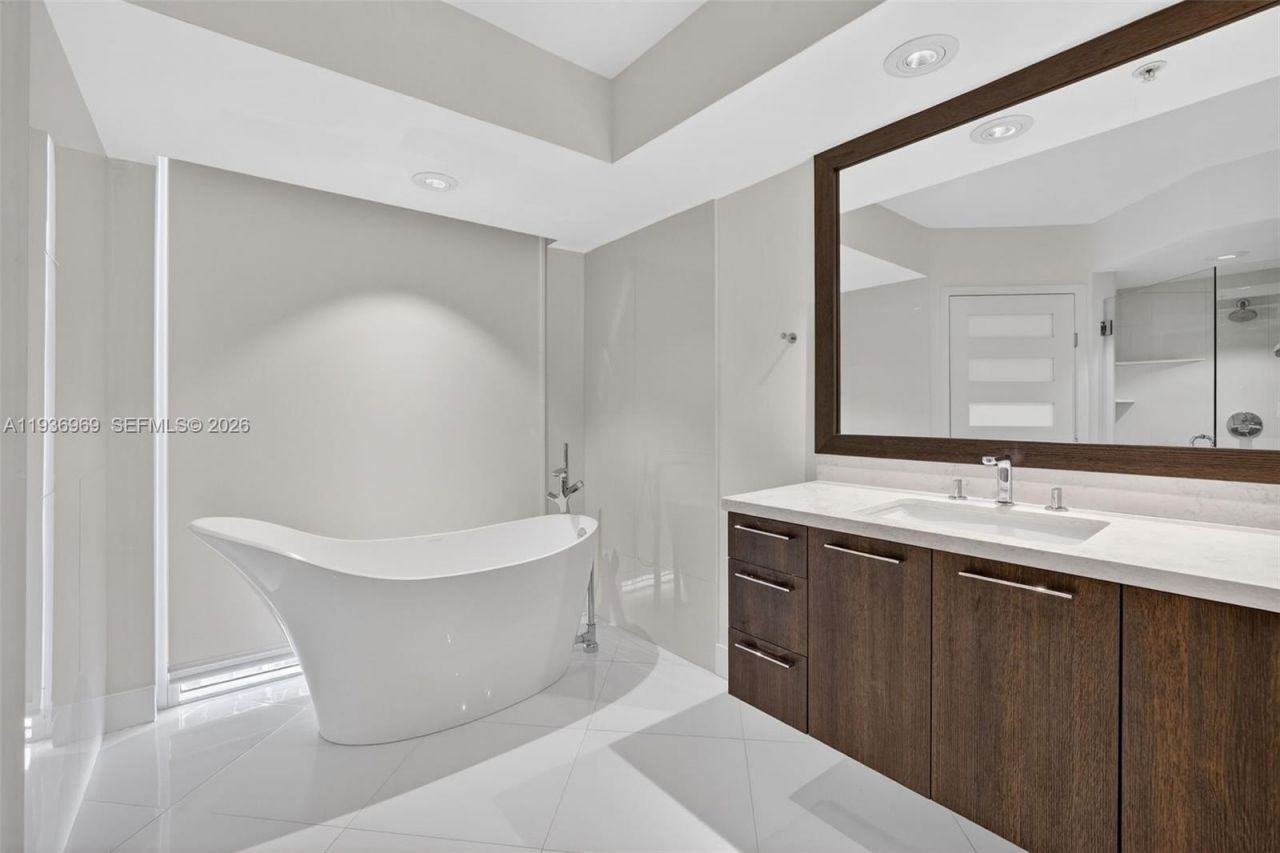 3370 Hidden Bay Dr, Unit 2711, Aventura, FL 33180 Photo