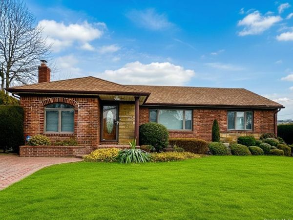 23 Center Drive, New Hyde Park, NY 11040