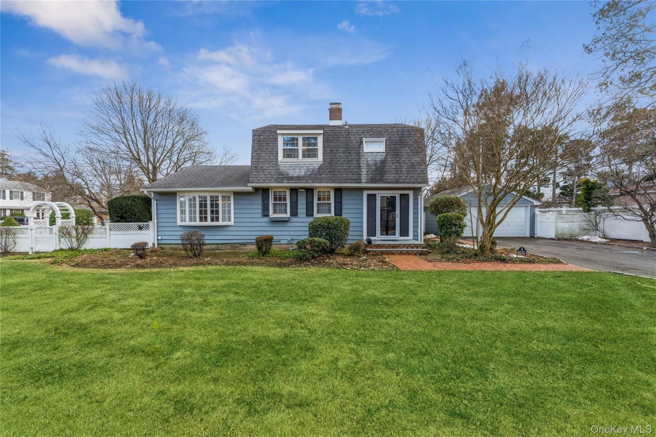 16 Eighth Street, Carle Place, NY 11514 Main Photo