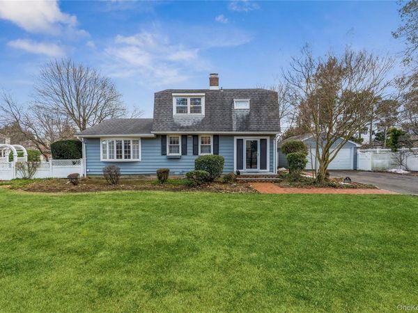 16 Eighth Street, Carle Place, NY 11514