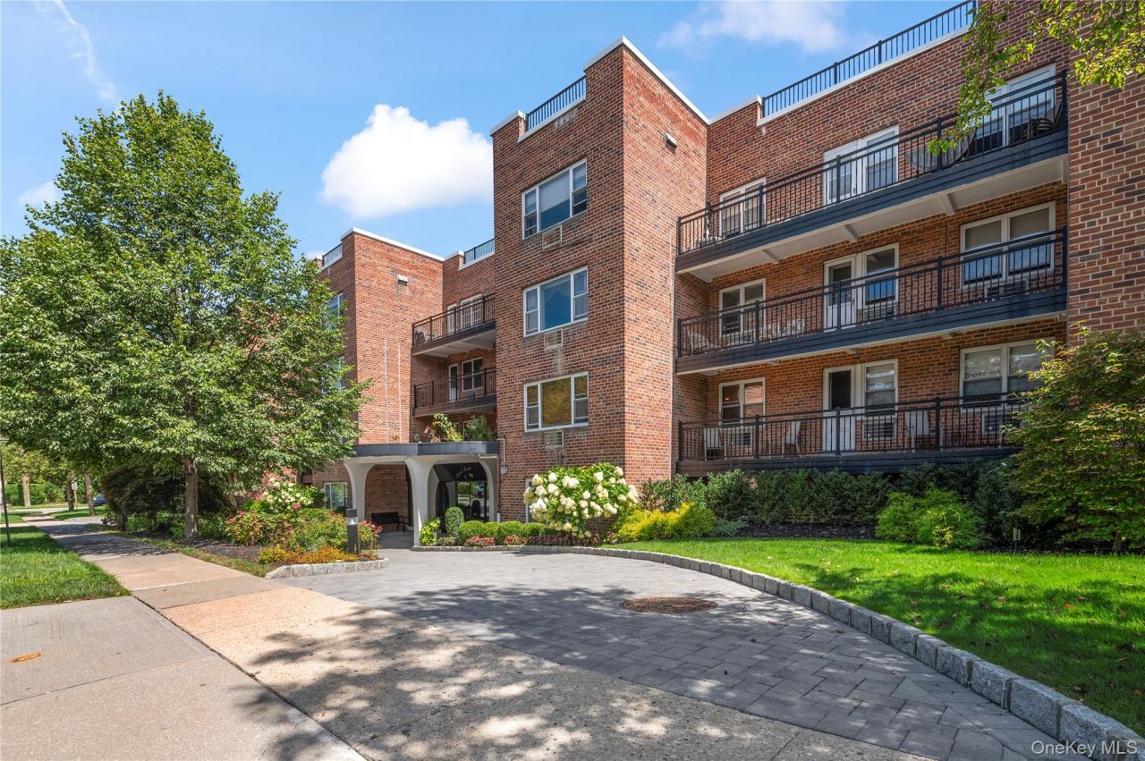 25 Chapel Place, Unit 2L, Great Neck, NY 11021 Main Photo
