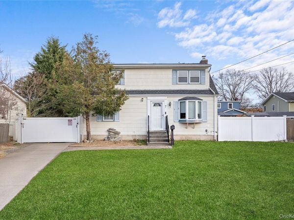 7 East Court, Bethpage, NY 11714