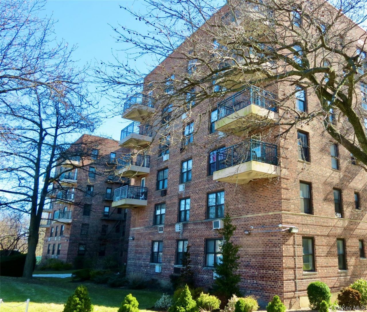 226-26 Union Turnpike, Unit 2J, Oakland Gardens, NY 11364 Main Photo